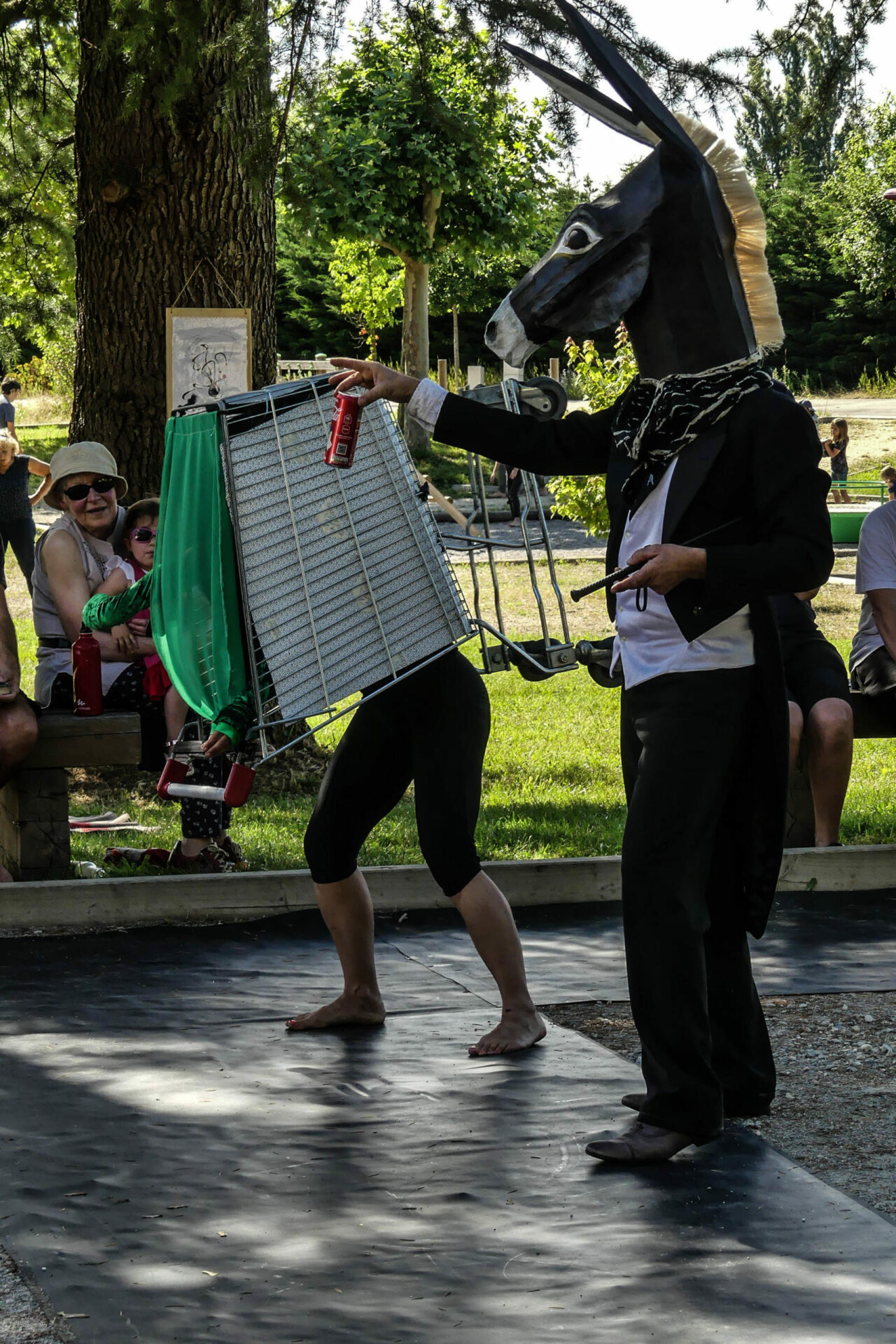 L'âne et le caddy Photo du spectacle (h)Être par la Compagnie Tout CouR